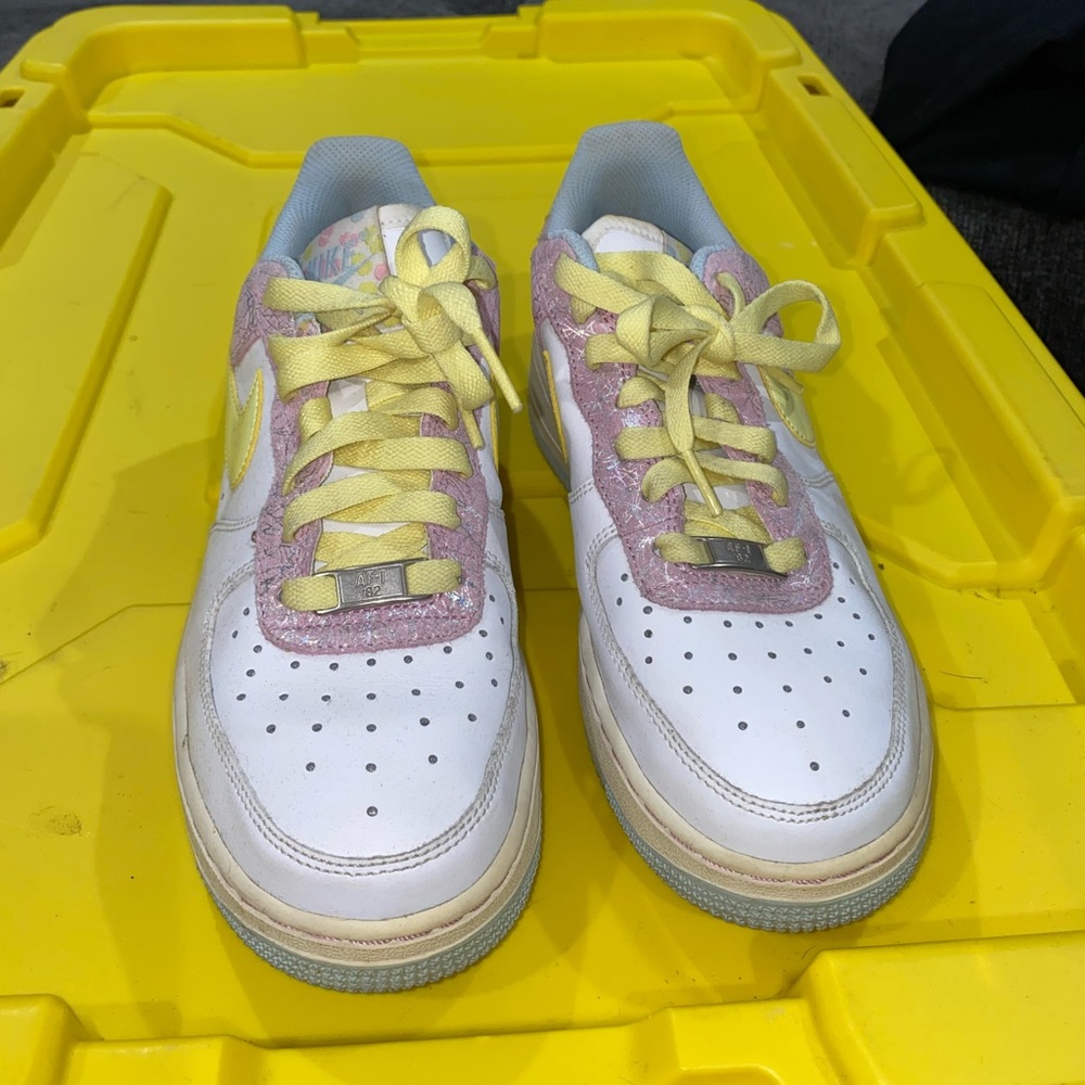 Nikes - Picture 2 of 3